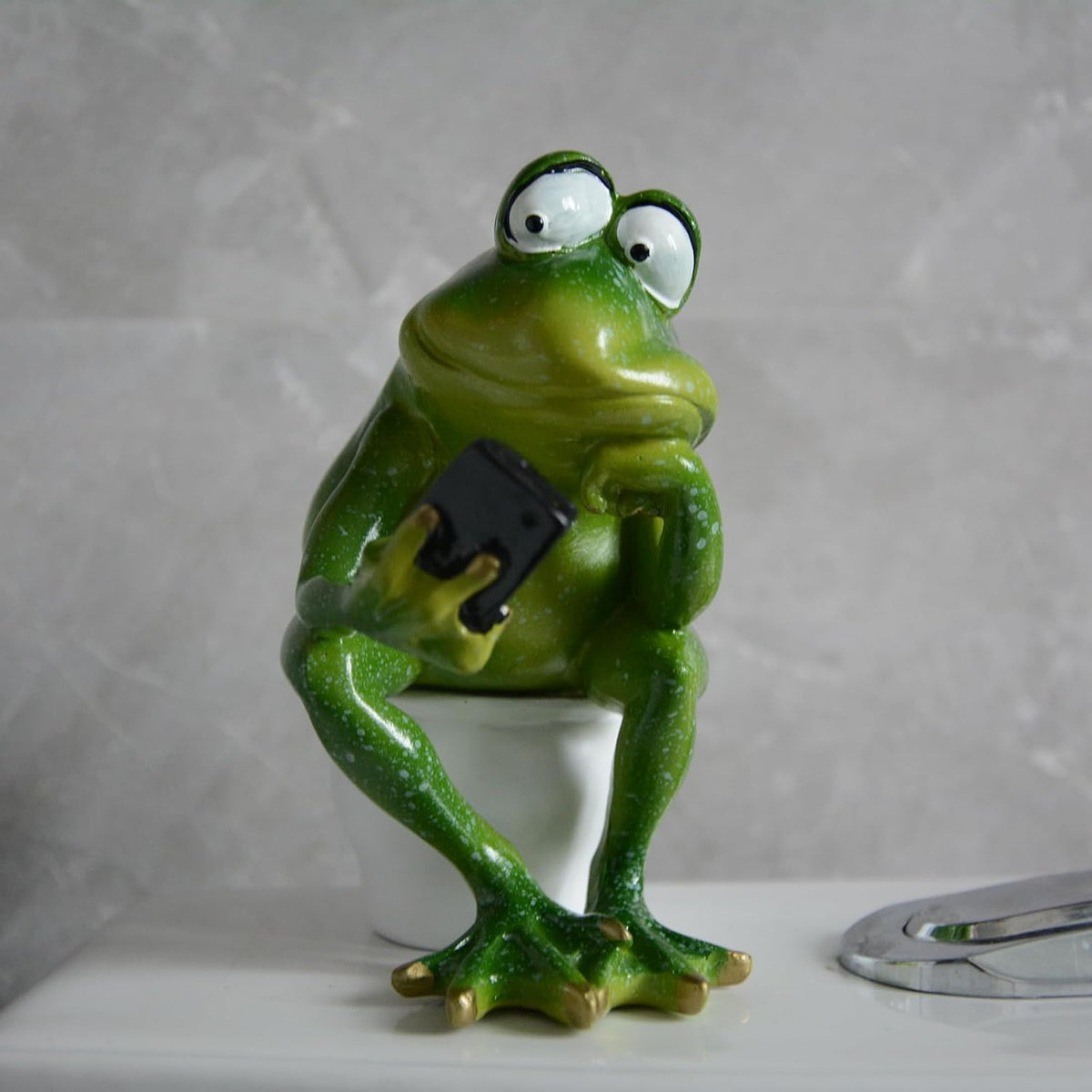 Funny Frog Sitting on Toilet, Green Frog Texting Toilet Decoration, Personalized Animal Resin Craft for Home, Office, Bathroom, Garden, Outdoor Gift