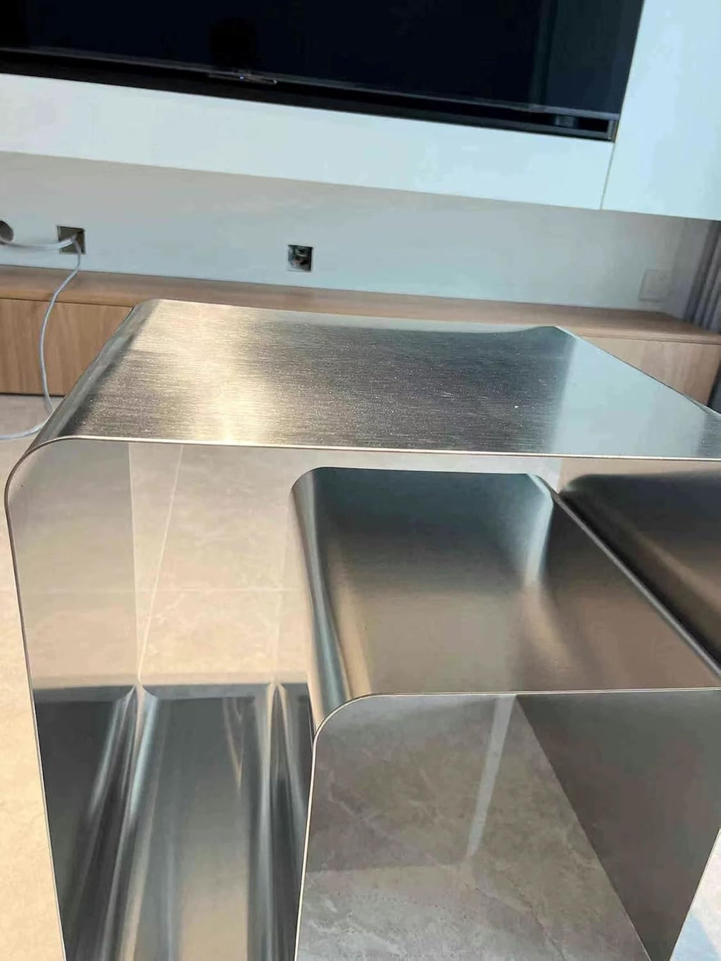 Modern Stainless Steel Side Table – Seamless Integrated Design, Sturdy and Stylish, Perfect for Living Room, Sofa Side, Coffee Table Use.