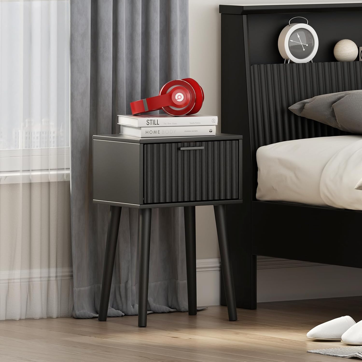 LAATOOREE Nightstands Set of 2, Small Side Table, Bedside Table with Fluted Door, Solid Wood Feet, Modern Mid-Century End Table for Bedroom, Small Space, Black