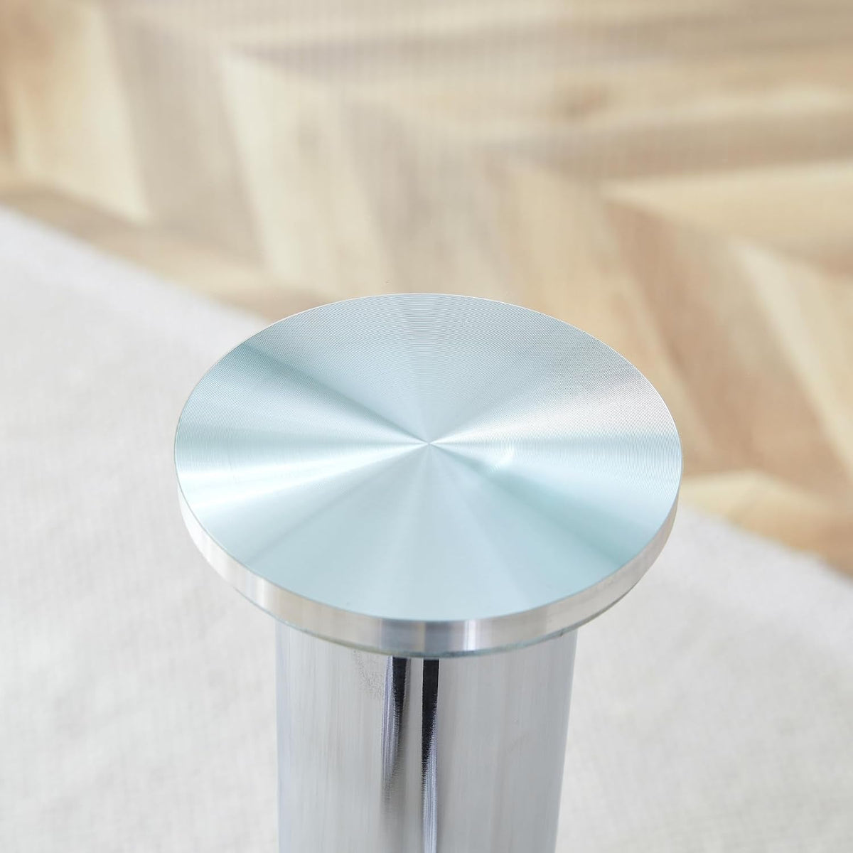 A Glass Tabletop with a Diameter of 35 inches and a Modern Minimalist Circular Dining Table with electroplated Silver Metal Legs. Suitable for Restaurants, Living Rooms, and Conference Rooms.BT-1166