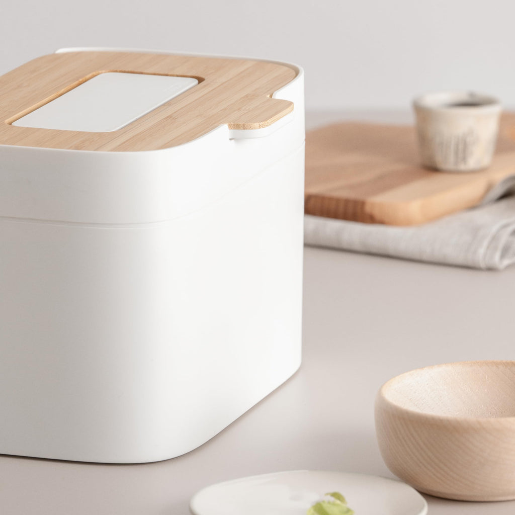 KAZAI. Compost Bin Kitchen 'Elin' | 1.2 GAL / 4.5L Countertop Compost Bin with Wooden Lid & Filter | Odor-Free, Dishwasher Safe, with Inner Bucket | Small Indoor Kitchen Composter | Off-White/Bamboo