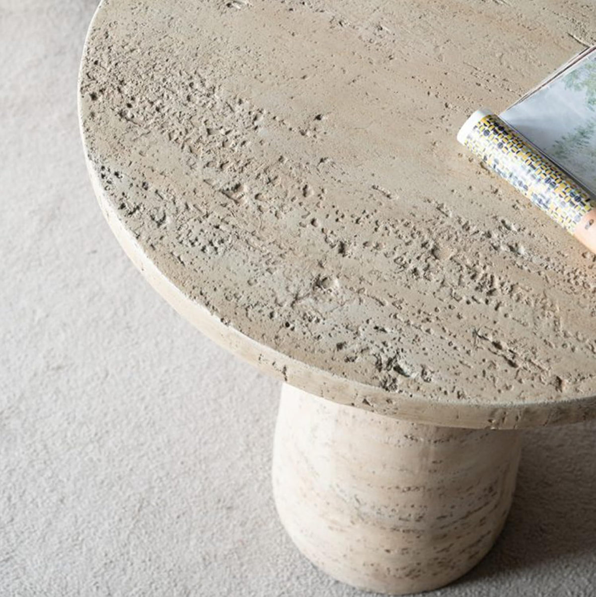 Faux Stone Side Table Round End Table Patio Small Drink Table for Small Spaces, Rustic Circle Pedestal End Tables Farmhouse Nightstand for Living Room Bedroom Corners Office Outdoor (Cream)
