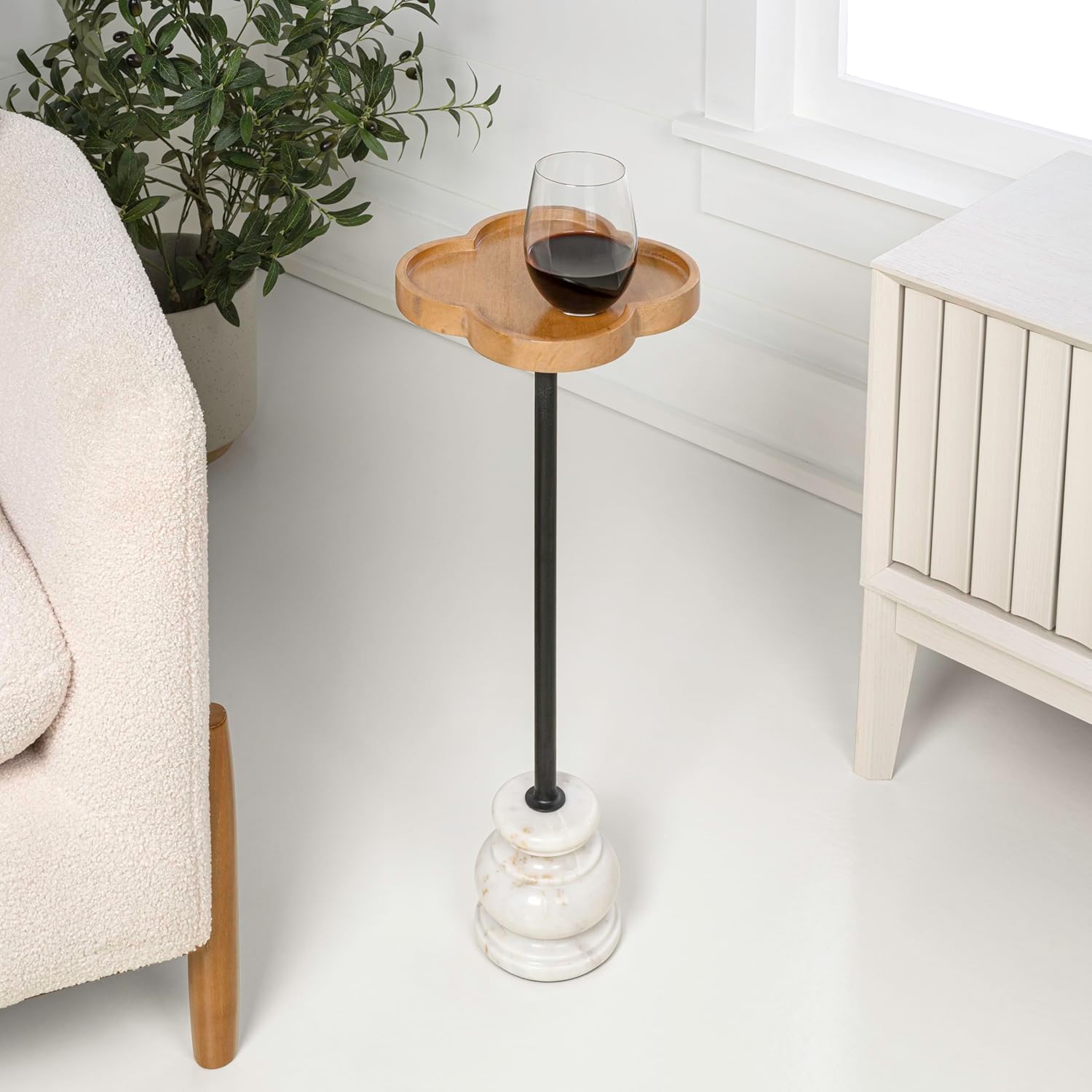 JONATHAN Y Colby Mango Wood Top Drink Table, 24.5" Tall Quatrefoil Martini Accent Table with White Marble Base and Black Iron Pedestal for Small Spaces in Living Room and Bedroom END3000A
