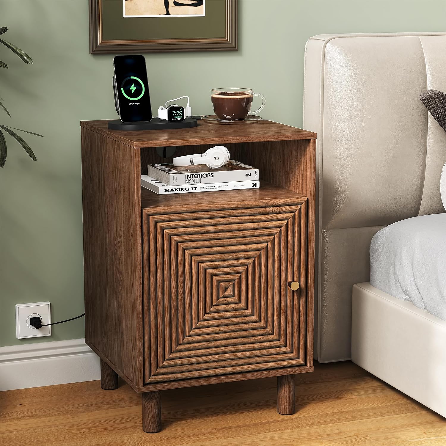 RoyalCraft Walnut Nightstand Set of 2, Night Stand with Charging Station | Mid-Century Modern End Table for Living Room, Side Table with Solid Wood Legs, Bedside Table for Bedroom, Entryway
