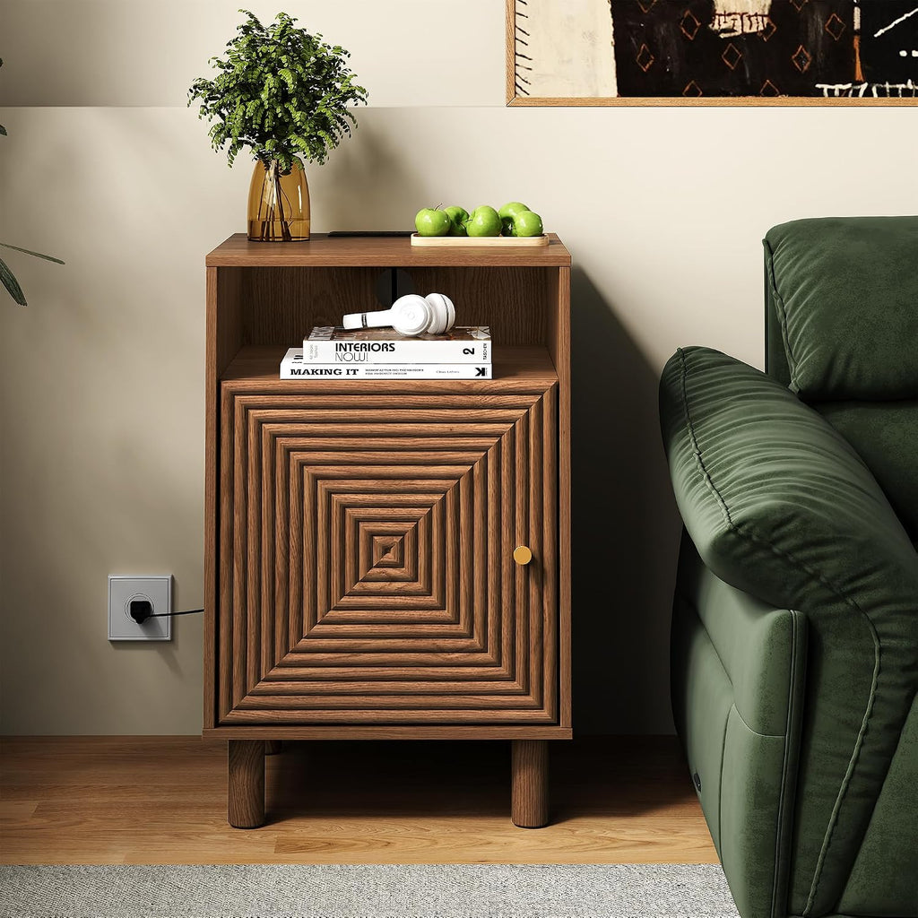 RoyalCraft Walnut Nightstand Set of 2, Night Stand with Charging Station | Mid-Century Modern End Table for Living Room, Side Table with Solid Wood Legs, Bedside Table for Bedroom, Entryway