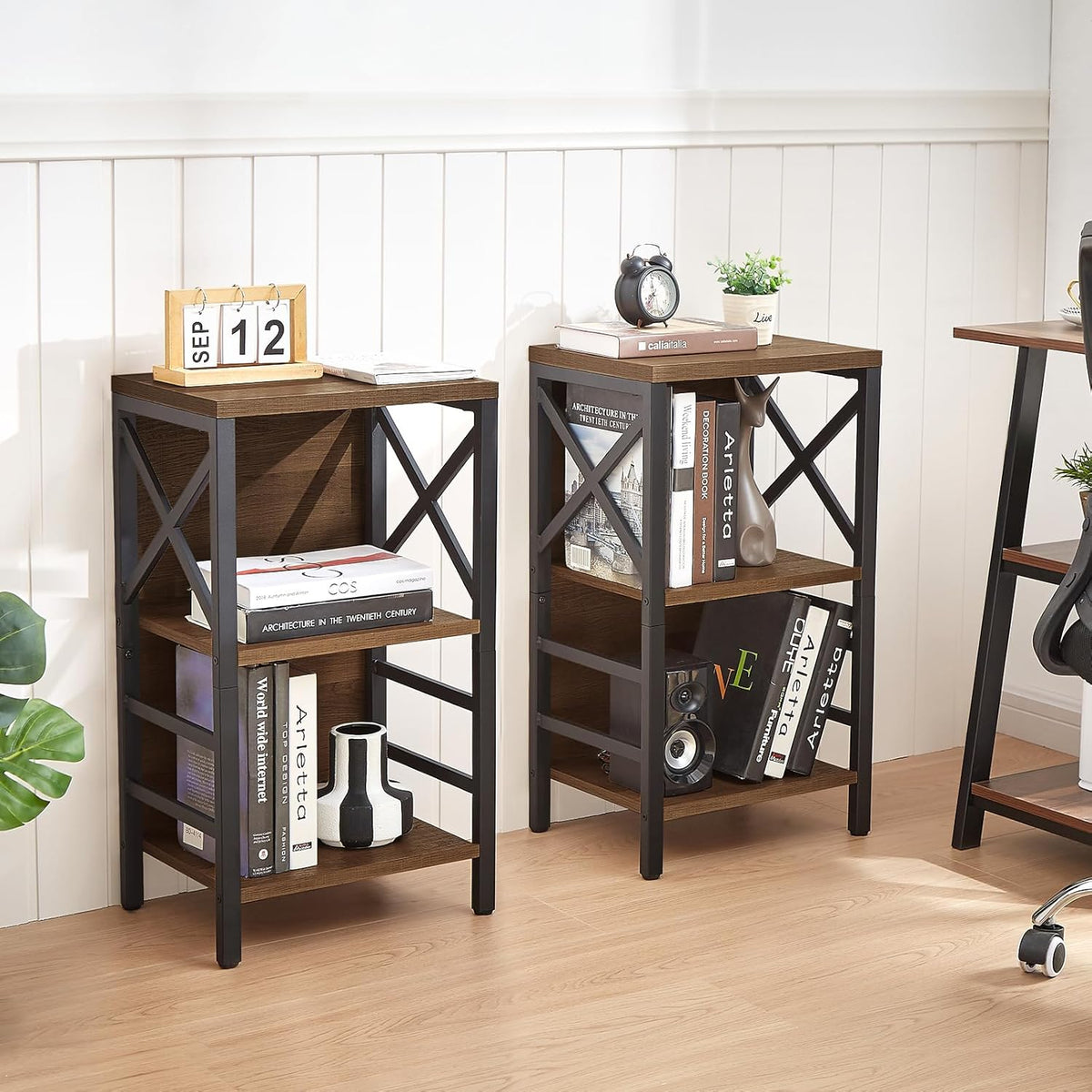 MNEETRUNG Small Bookshelf, 3 Tier Industrial Shelf with Metal Frame and Backboard, Low Rustic Brown Book Shelf, Small Bookcase for Small Spaces,Bookshelf for Living Room, Bedroom & Home Office