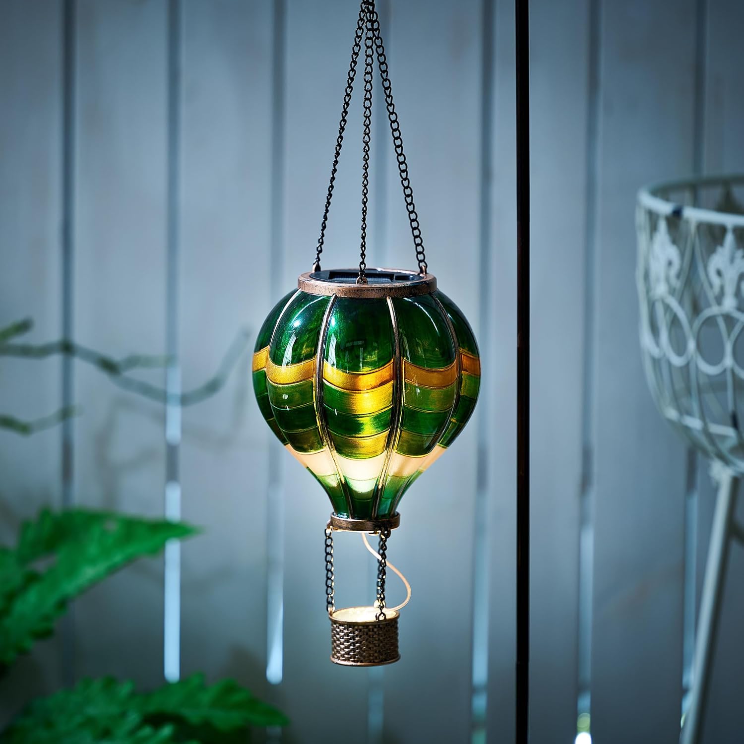 TERESA'S COLLECTIONS Hot Air Balloon Solar Lantern for Outdoor Garden Decor, Hanging Flickering Flame Outdoor Lights for Trees, Green St Patrick's Day Decorations for Party Father's Gift