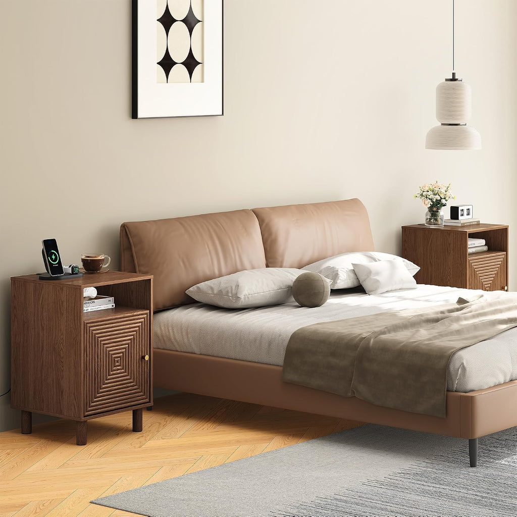 RoyalCraft Walnut Nightstand Set of 2, Night Stand with Charging Station | Mid-Century Modern End Table for Living Room, Side Table with Solid Wood Legs, Bedside Table for Bedroom, Entryway