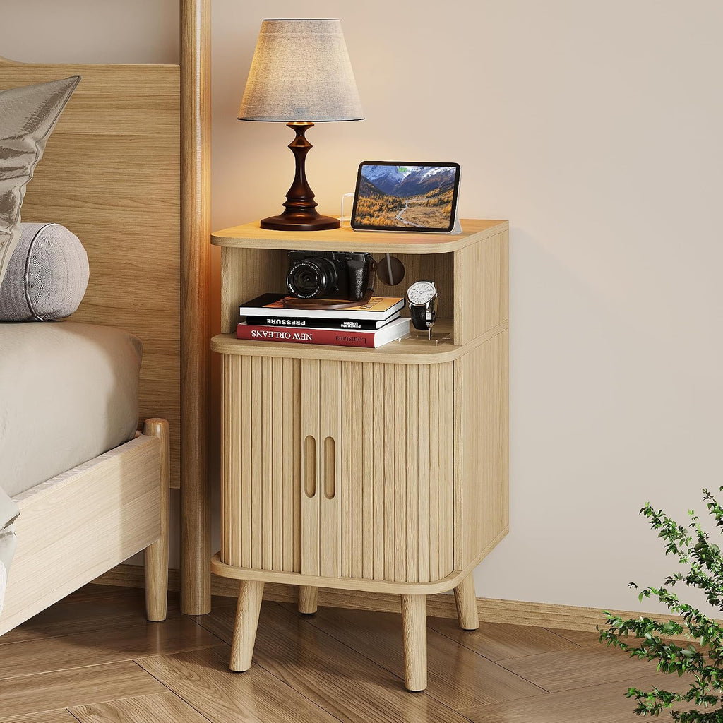 Alohappy Fluted Nightstands Set of 2 with Charging Station, Mid Century Modern Bedside Tables with Sliding Tambour Doors, Curved Wood End Table with Storage for Bedroom, Living Room, Natural Oak