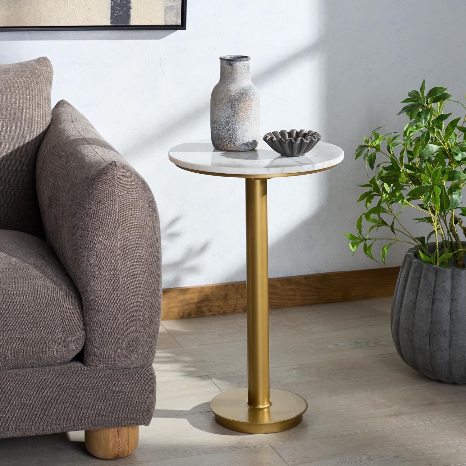 SAFAVIEH Couture Collection - Branxton Brass & Marble Accent Table, Tall Round Side Table, Modern Pedestal Design (SFV7917A)
