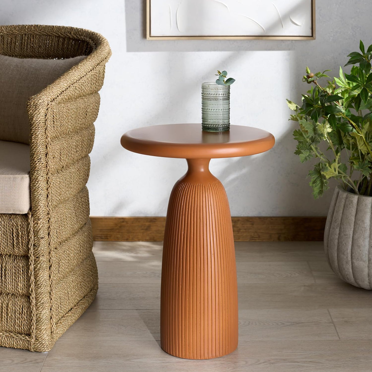 SAFAVIEH Couture Collection - Oskar Brown Concrete Accent Table, Round Modern Side Table, Sculptural Ribbed Design (SFV2604A)